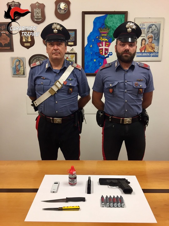 I carabinieri della Stazione di San Filippo con le armi sequestrate a Impellizzeri