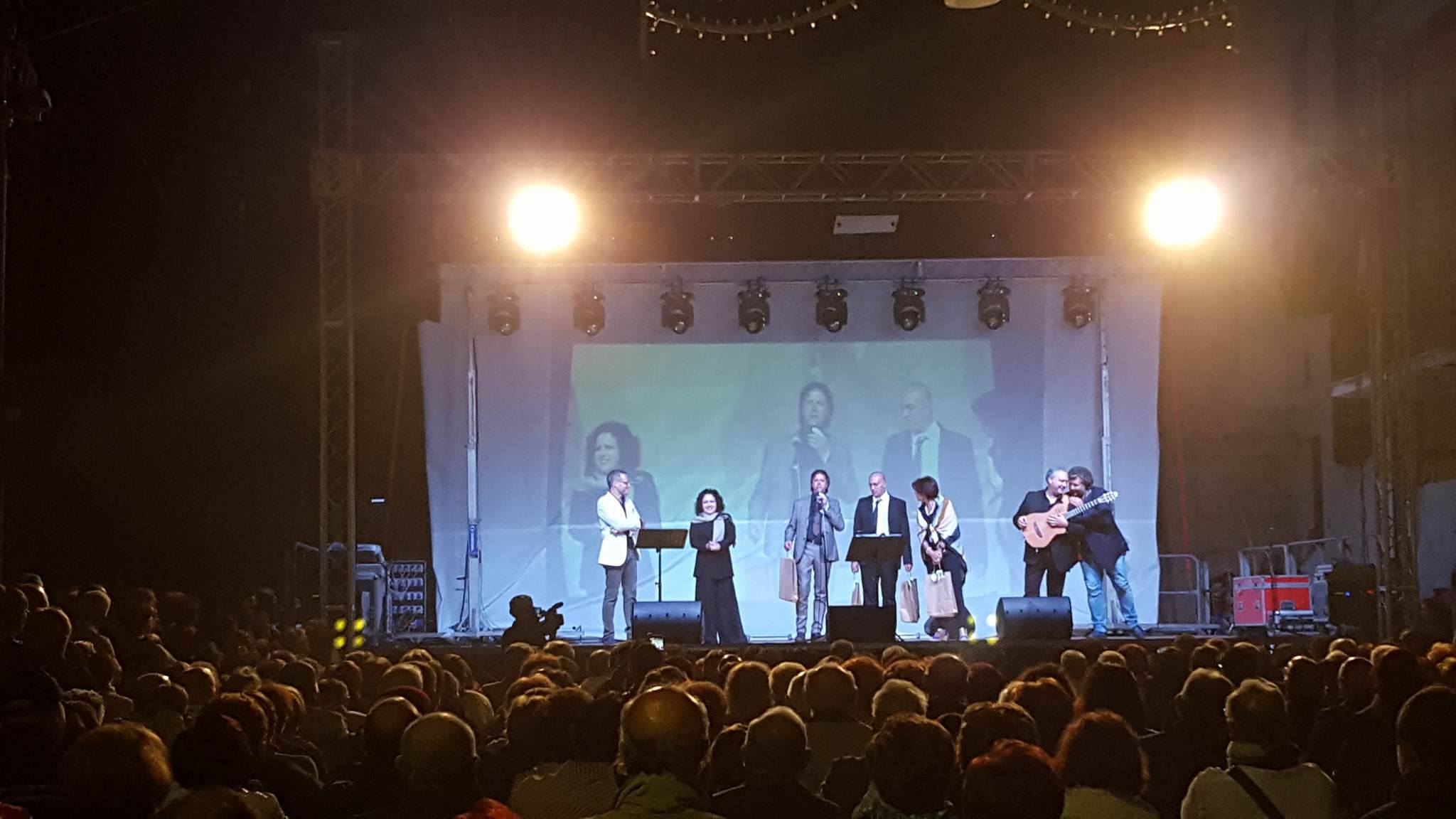 Il sindaco Castiglione, Antonella Moceri e Gianvito Greco sul palco insieme a Antonella Ruggiero