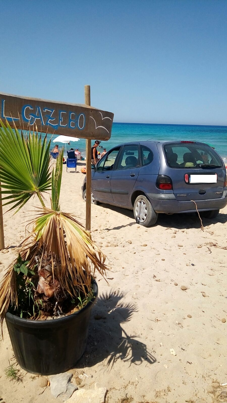 Anziano colpito da malore finisce con l'auto in spiaggia in zona Sbocco