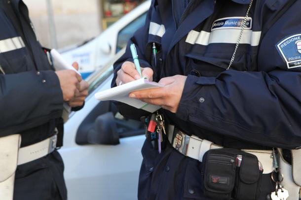 I Vigili sequestrano 532 articoli di venditori abusivi a Trapani