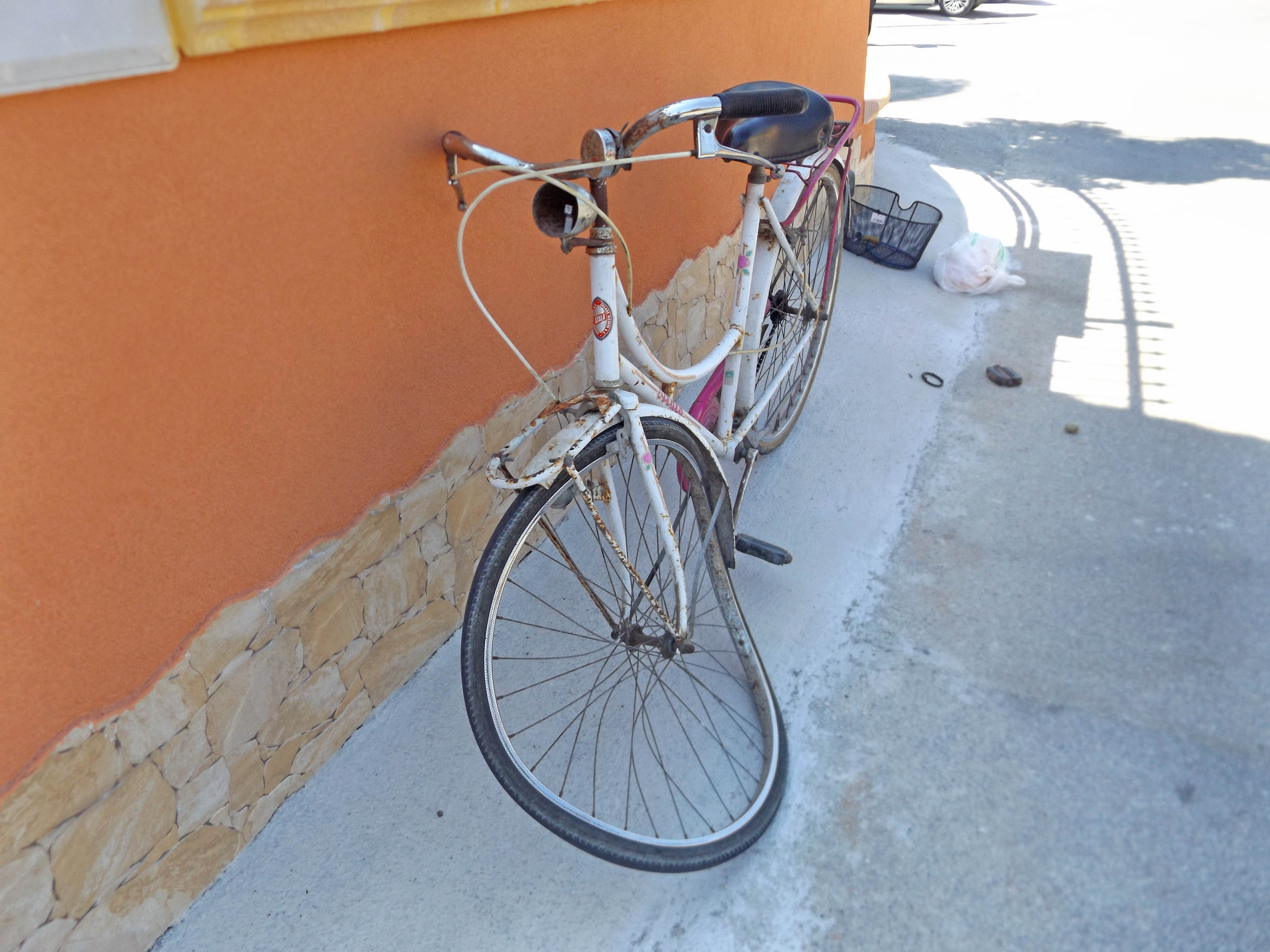 Auto contro bici in via Pupo, un pensionato in prognosi riservata