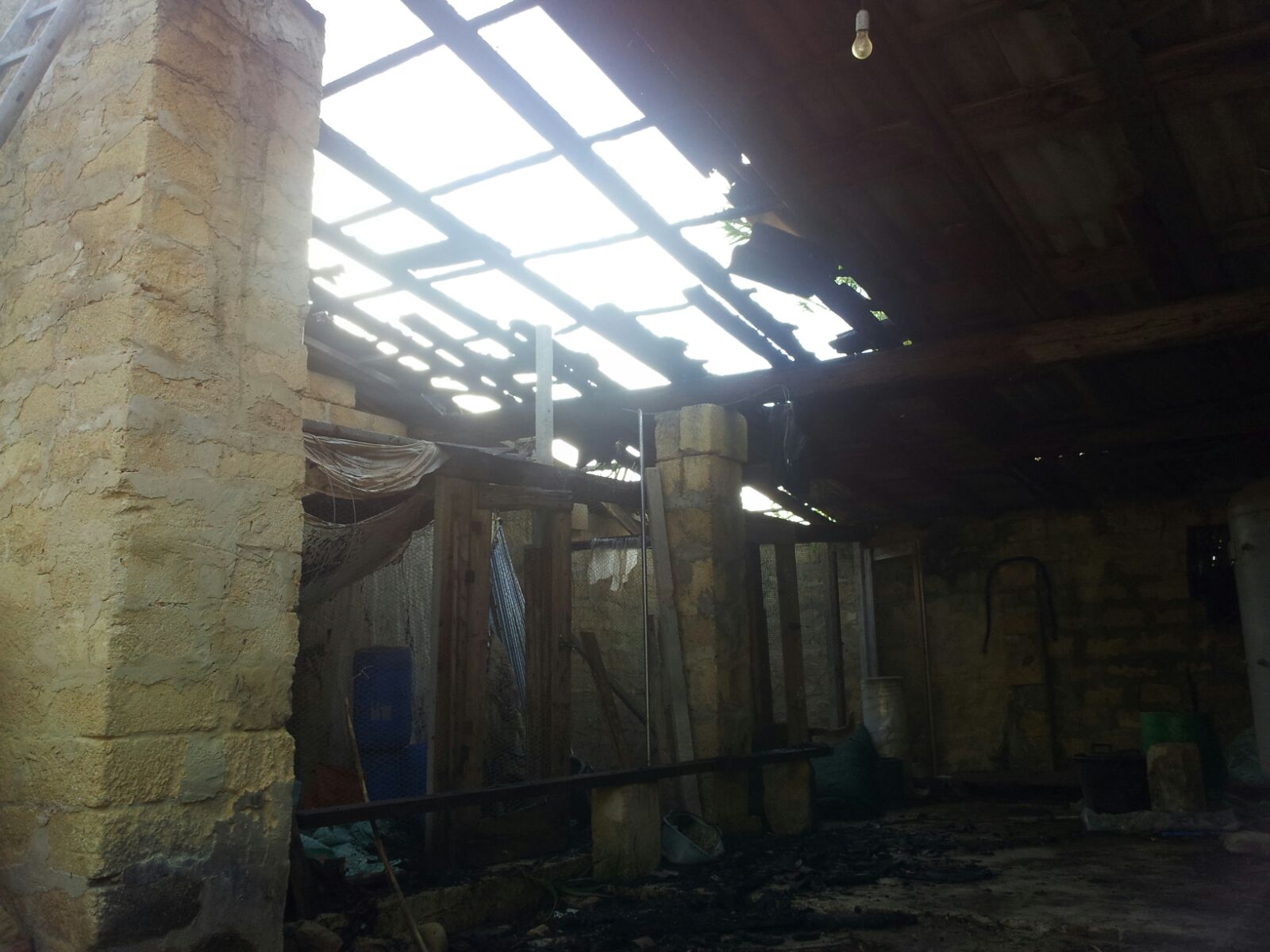 Incendio accidentale a Gravano: brucia una tettoia