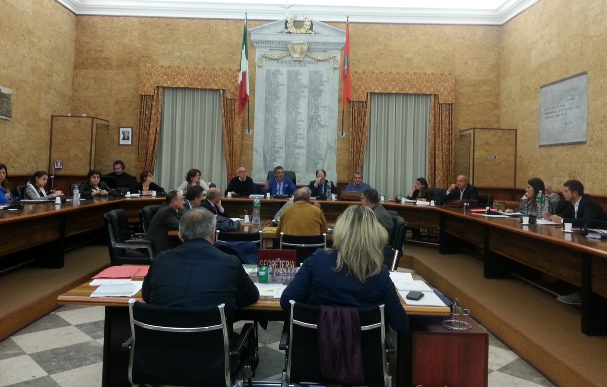 Consiglio comunale: si è discusso di “tutto” nella riunione di mercoledì. Approvato l’emendamento che modifica il regolamento del settore solidarietà