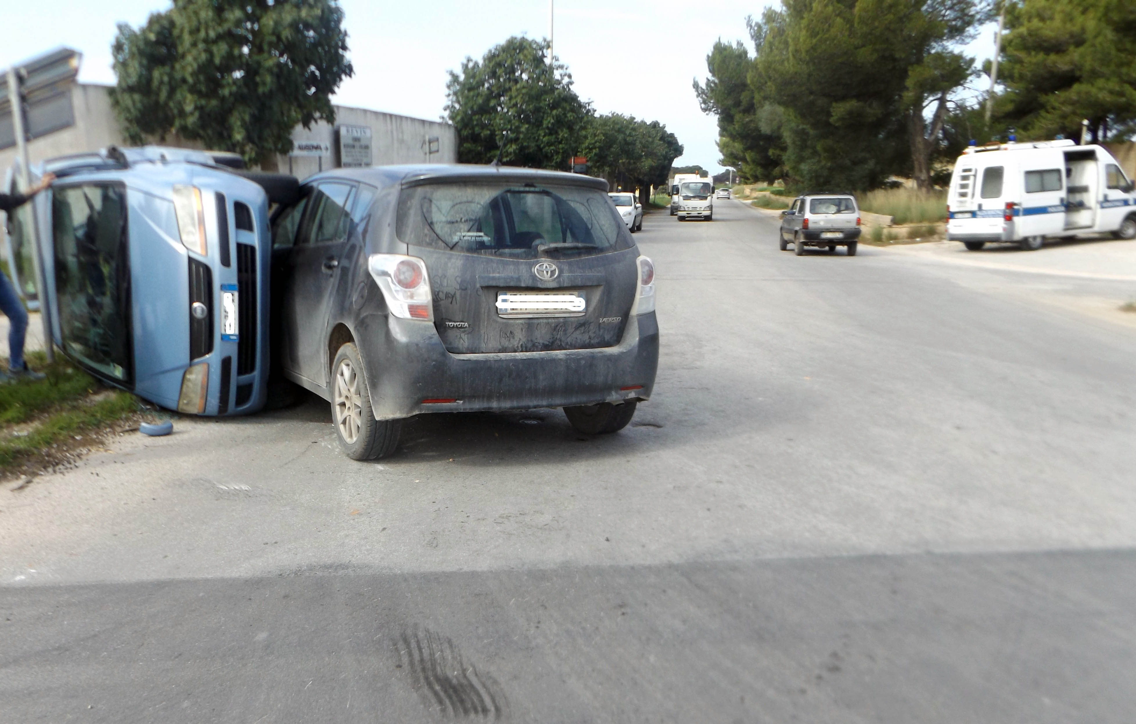 Scontro tra due auto in via Favara: in due i feriti