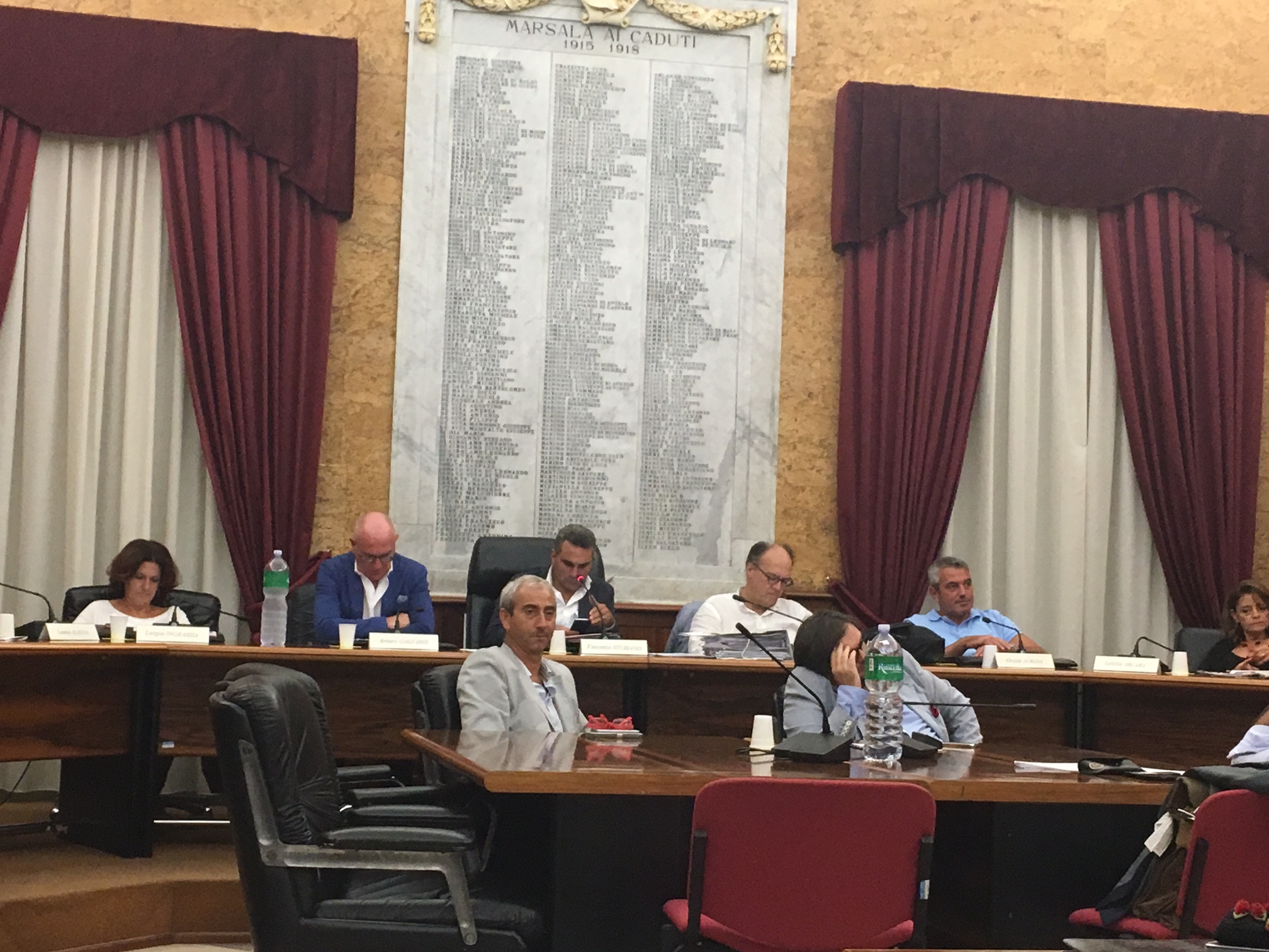 Consiglio comunale di Marsala: tutti interrogano il sindaco su tutto