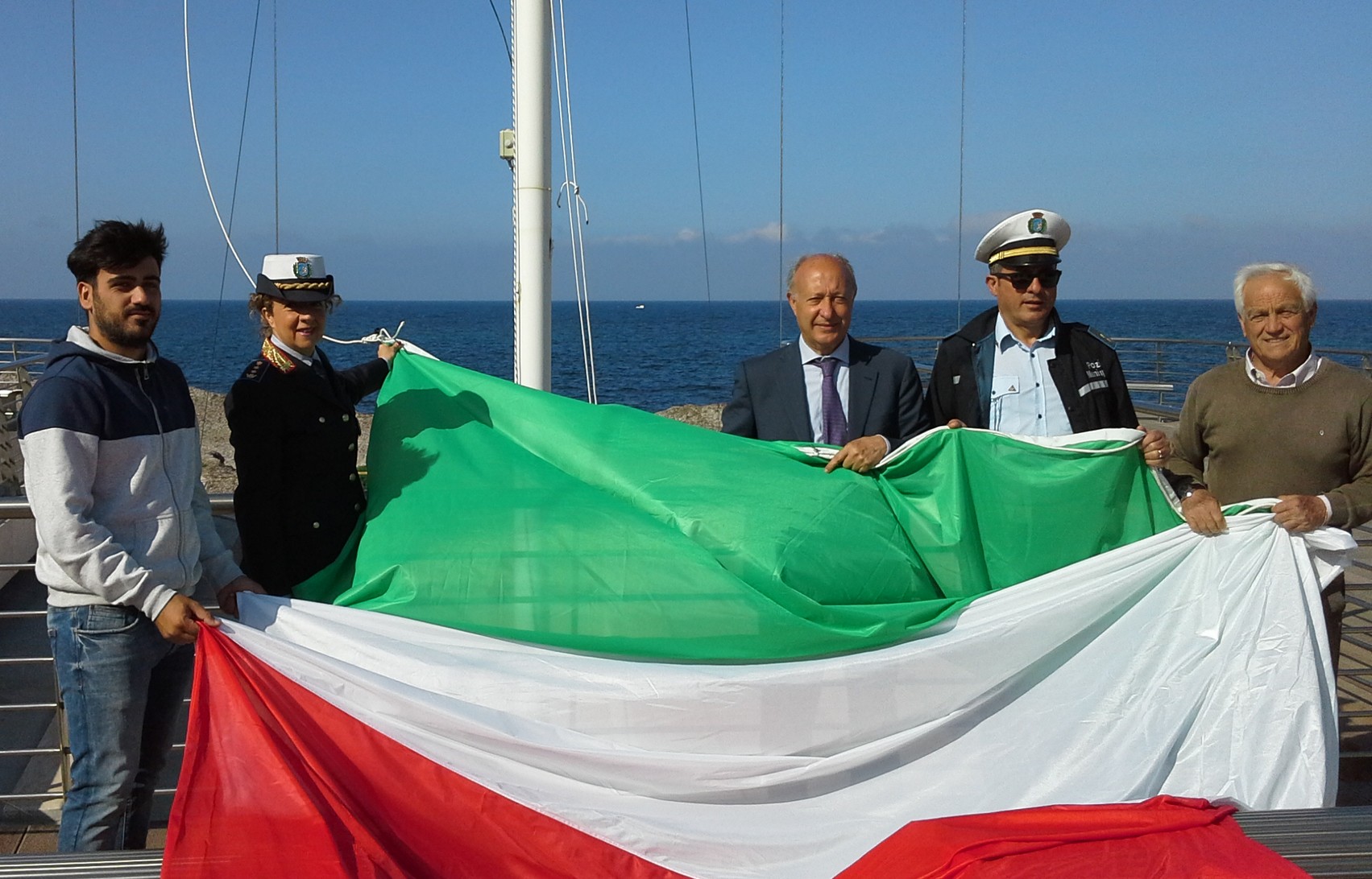 Dopo il furto torna al suo posto la bandiera italiana