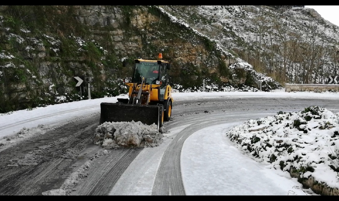 Due giorni di neve e gelo, la Sicilia si riscopre “bianca”. Spazzaneve in azione a Erice e Salemi