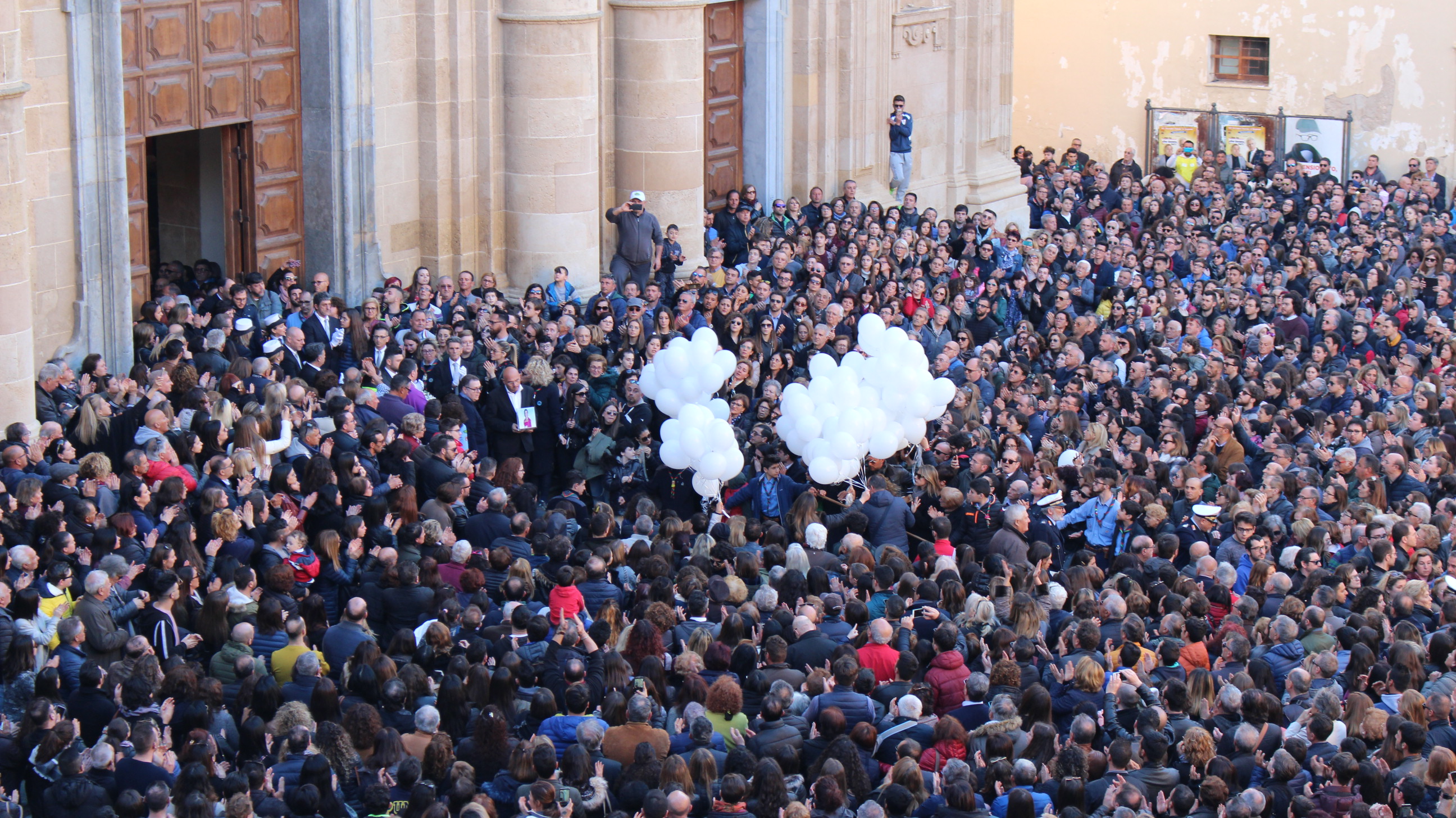Gli applausi e i palloncini: l’ultimo saluto di Marsala a Nicoletta Indelicato (VIDEO)