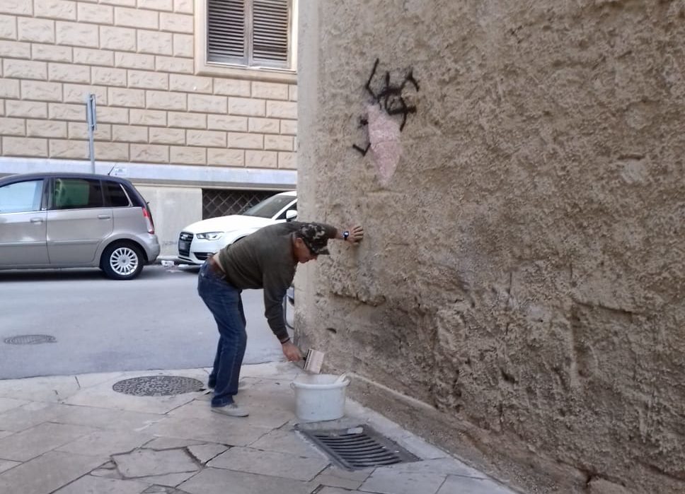 Il Comune di Marsala fa cancellare le svastiche dai muri del centro storico