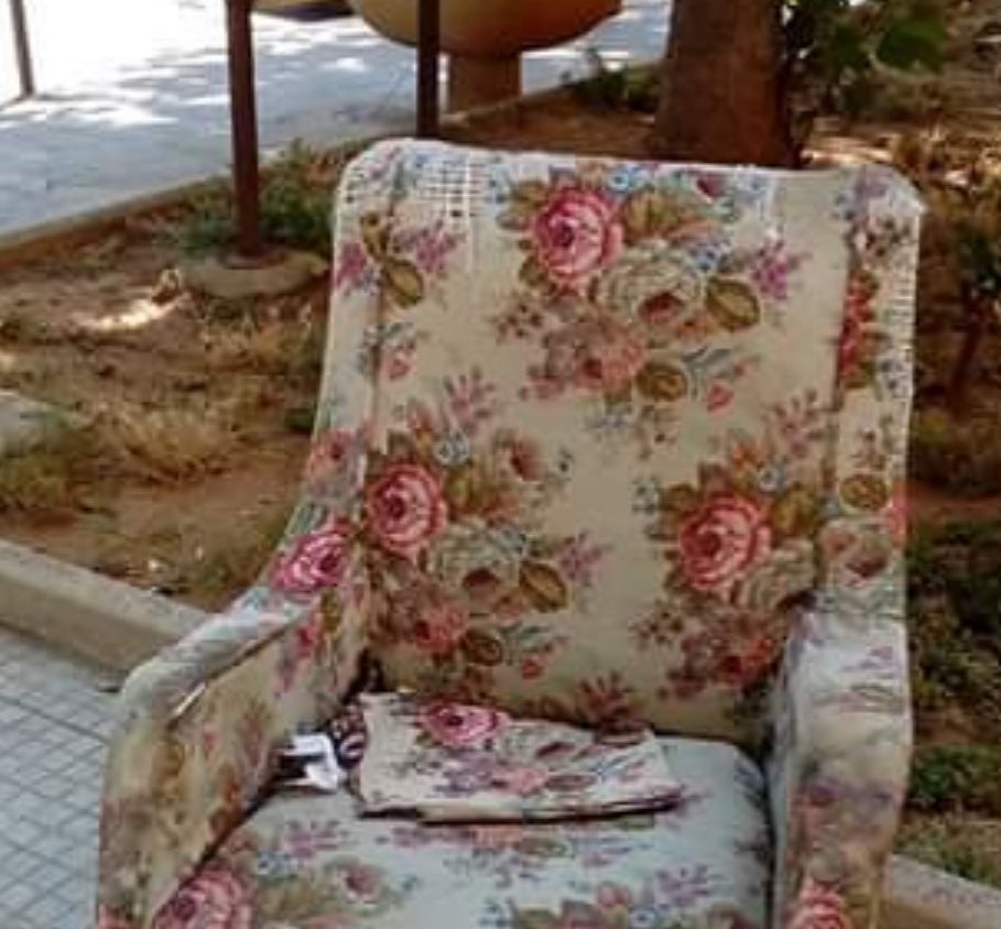 Una poltrona in piazza del Popolo. Cittadini indignati per l’ennesimo atto di inciviltà