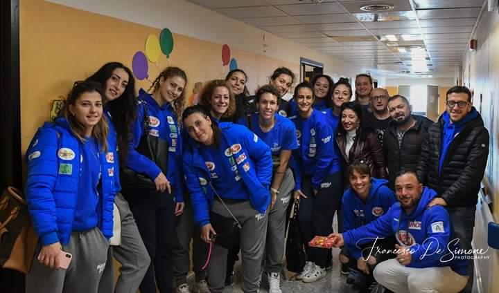 La Marsala Volley visita il reparto di Pediatria dell’ospedale “Borsellino”. Regali e sorrisi