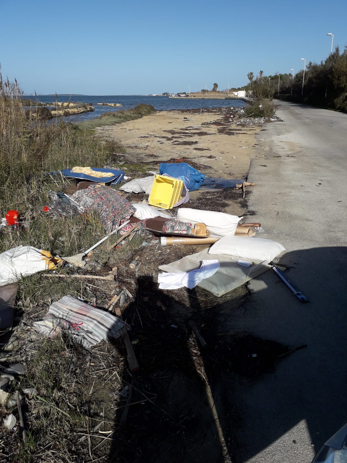 La (de)riva dello Stagnone: rifiuti ingombranti nella spiaggetta