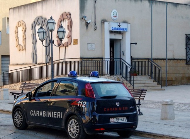 Si allacciavano abusivamente alla rete elettrica, i carabinieri deferiscono 8 soggetti
