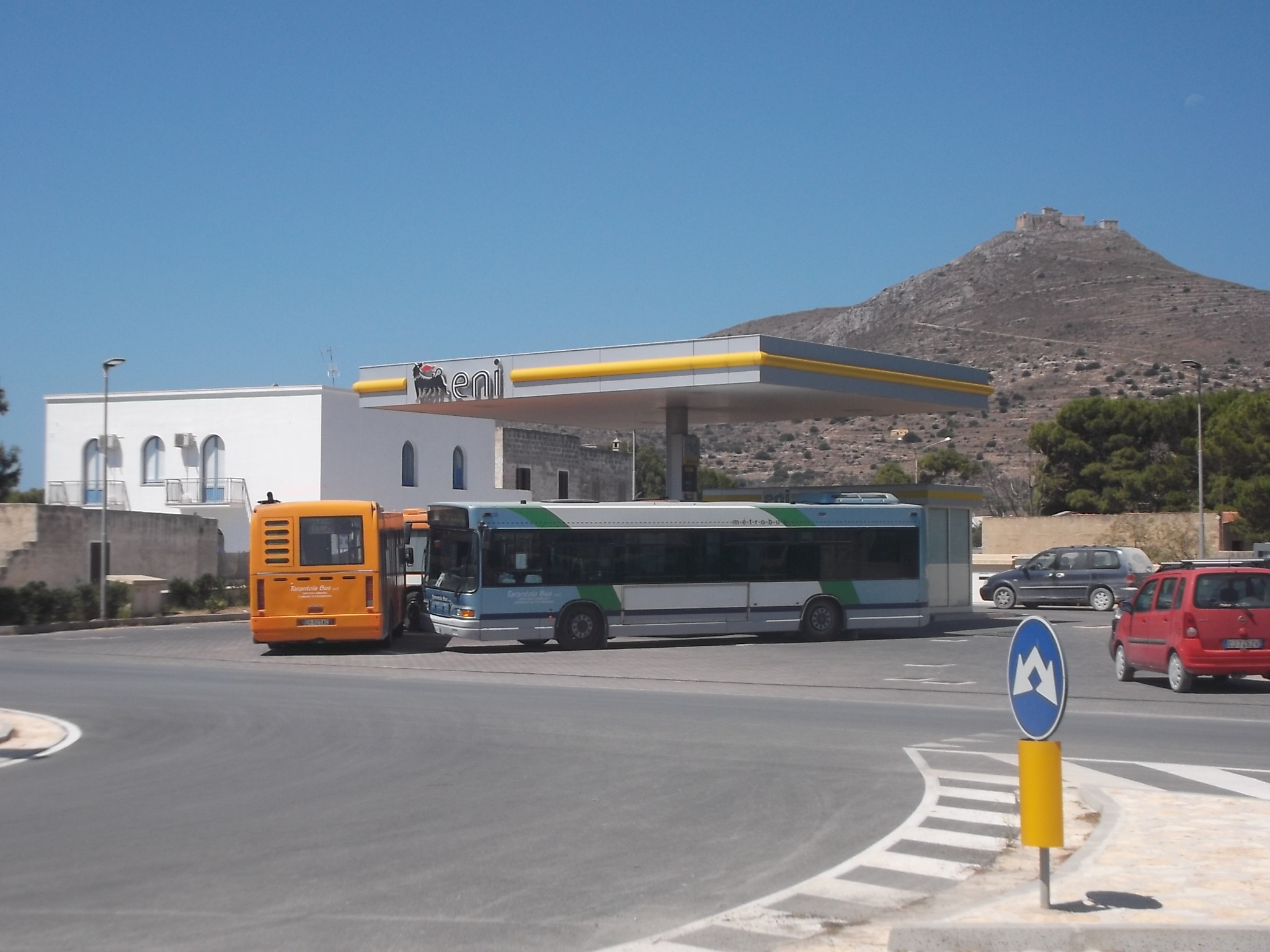 Favignana, il monopolio dei carburanti e il “caro” gas: intervista all’unico benzinaio dell’isola
