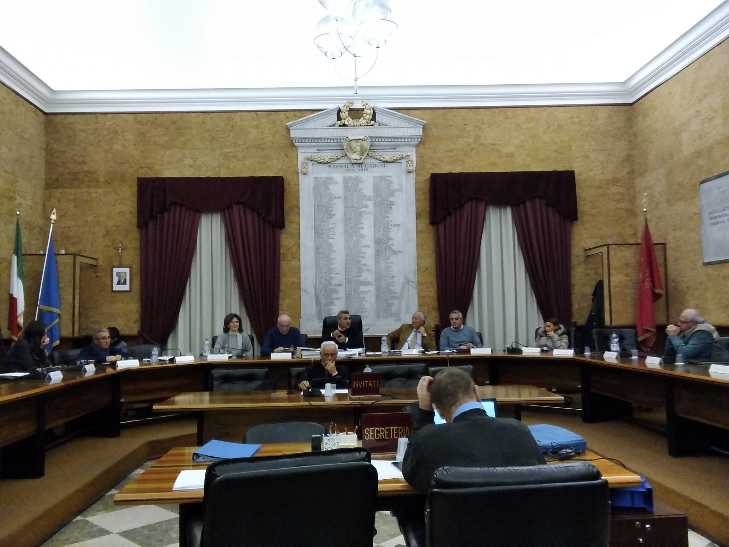Prima seduta dell’anno del Consiglio comunale di Marsala: infuria la polemica su una stradella illuminata in contrada Cardilla
