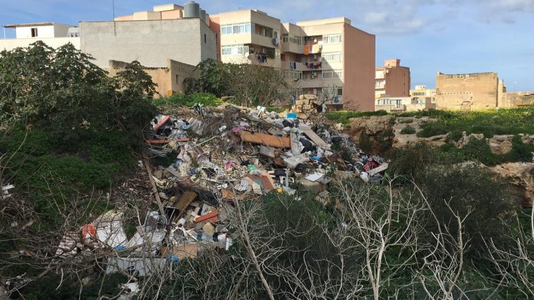 Marsala, discarica dietro via degli Atleti. C’è anche eternit