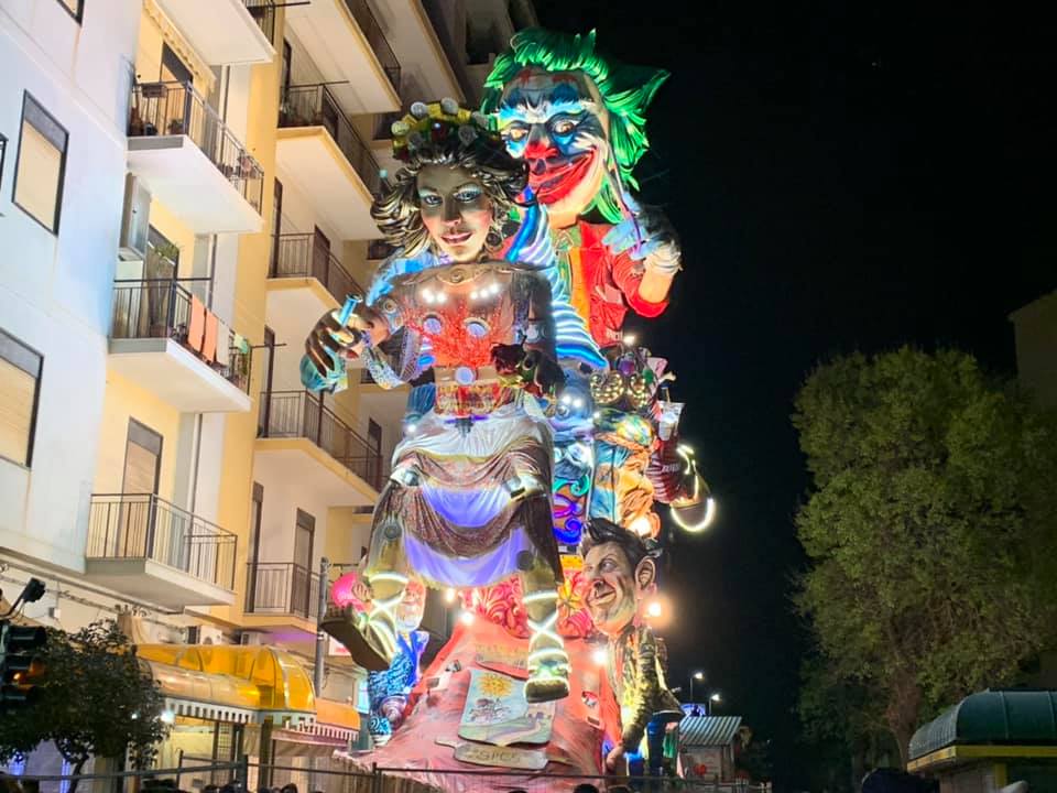 Tragedia al Carnevale di Sciacca: un bimbo cade da un carro e perde la vita