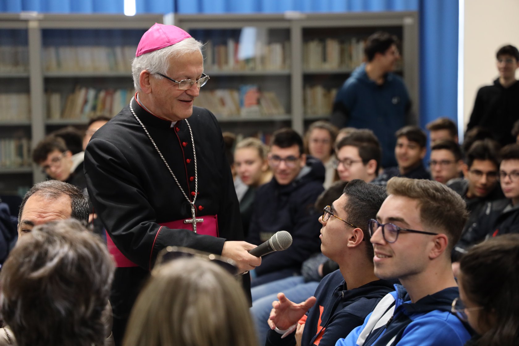 Il Vescovo di Trapani in tour nelle scuole: “Un dono guardare la città gli occhi dei giovani”