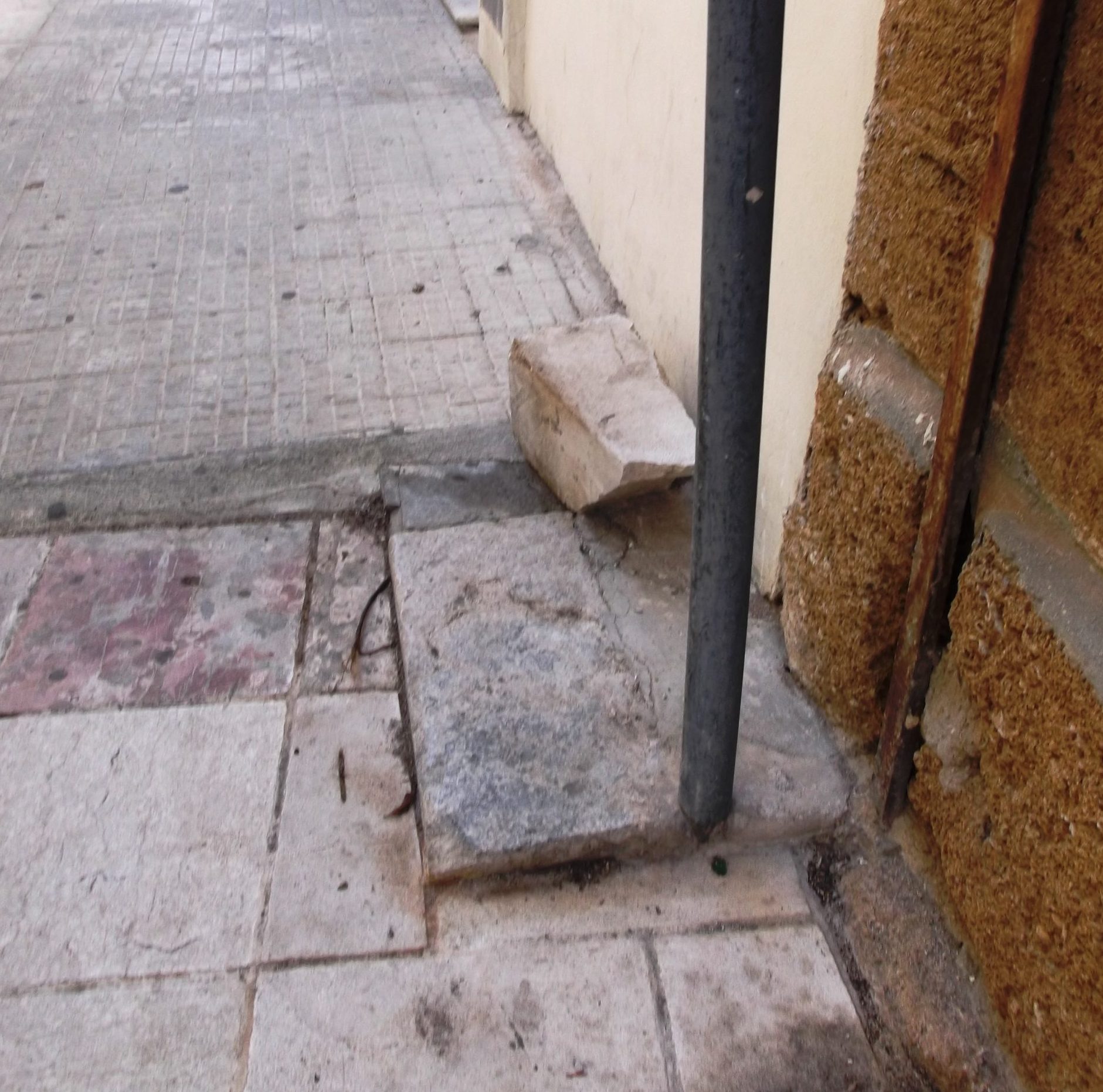 Blocchi di marmo in pieno centro a Marsala, nessuno li rimuove da anni