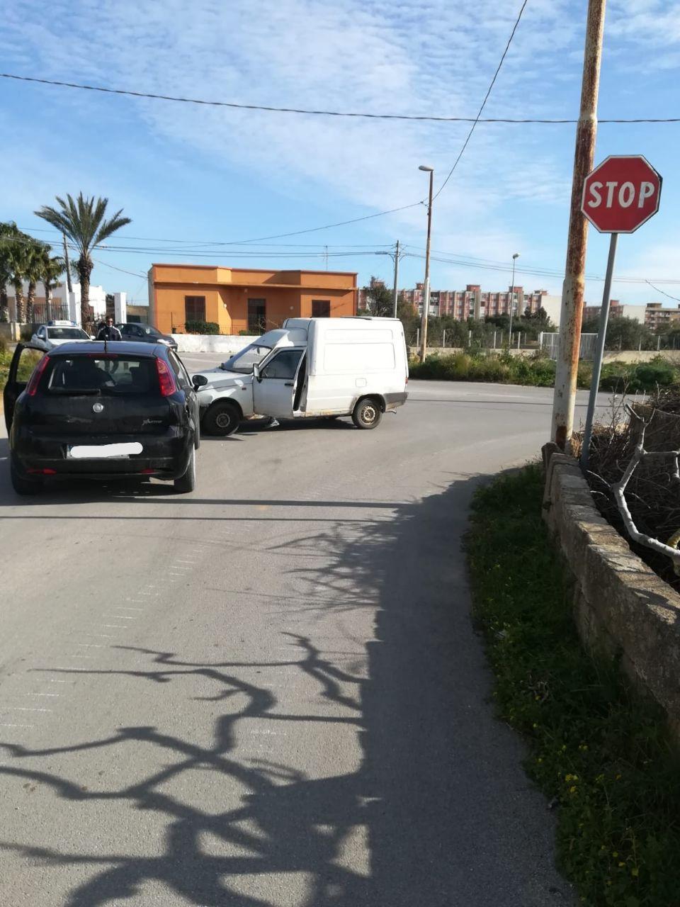 Incidente in un incrocio di Amabilina, scontro tra due mezzi ma nessun ferito