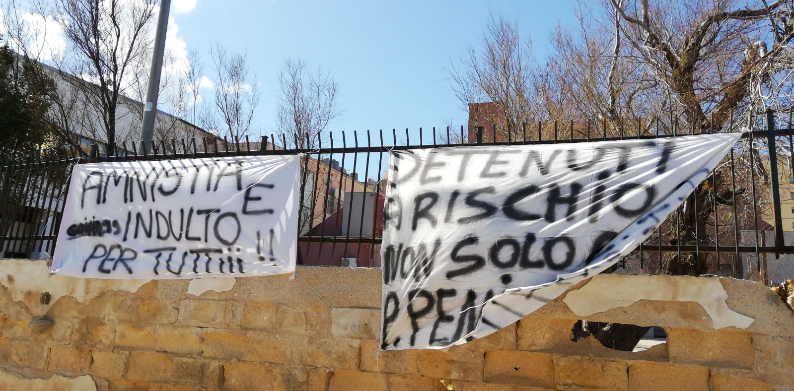 Ancora tensione a San Giuliano. I detenuti chiedono i tamponi per il coronavirus e l’amnistia