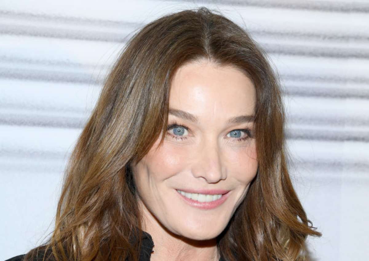 Carla Bruni finge tosse da Coronavirus, il web infuriato