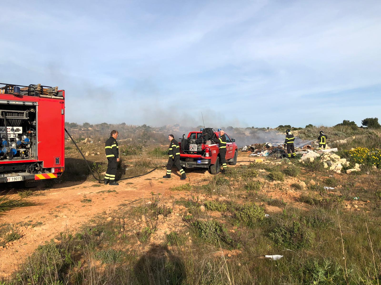 Brucia una discarica abusiva ad Amabilina, intervengono i Vigili del Fuoco