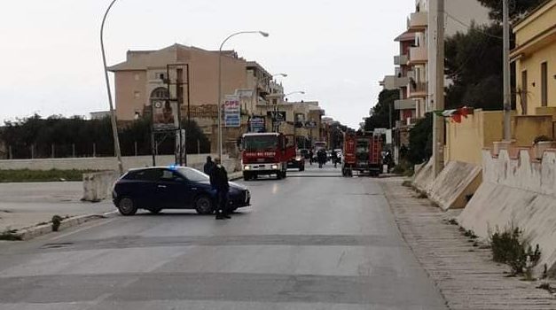 Marsala: a fuoco un furgoncino, paura in via Mazara