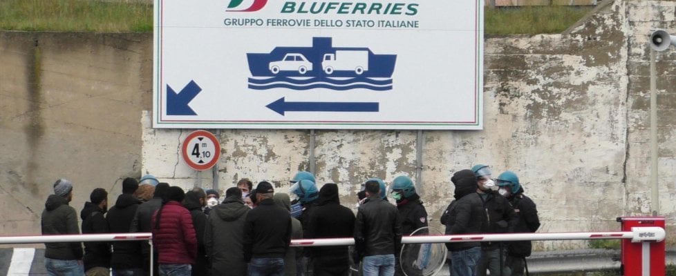 Anche due famiglie trapanesi bloccate a Reggio Calabria. Il sindaco di Messina: “Respingiamoli”