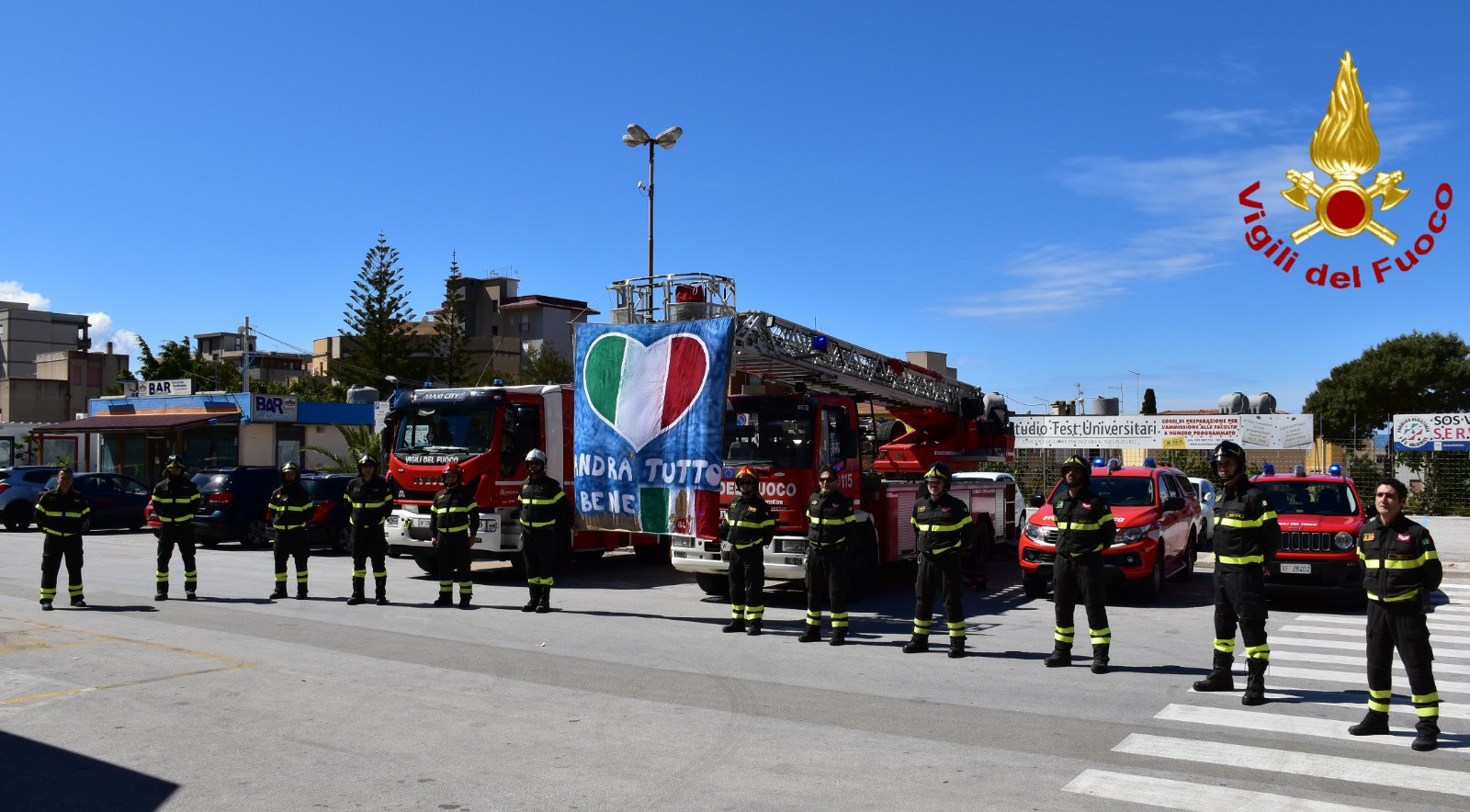 Omaggio dei Vigili del Fuoco di Trapani al personale sanitario