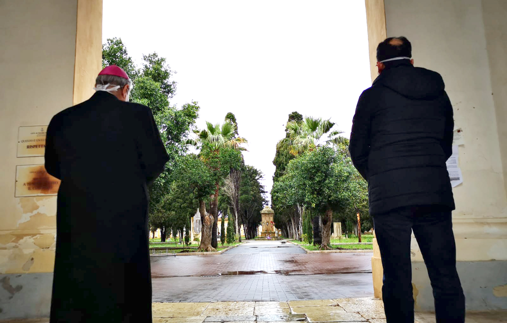 Covid-19. Diocesi di Mazara: niente funerali fino al 30 aprile. Mogavero e Quinci in preghiera al cimitero