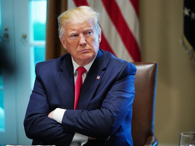 Iniezioni di disinfettante per bloccare il virus. L’insolita proposta di Trump