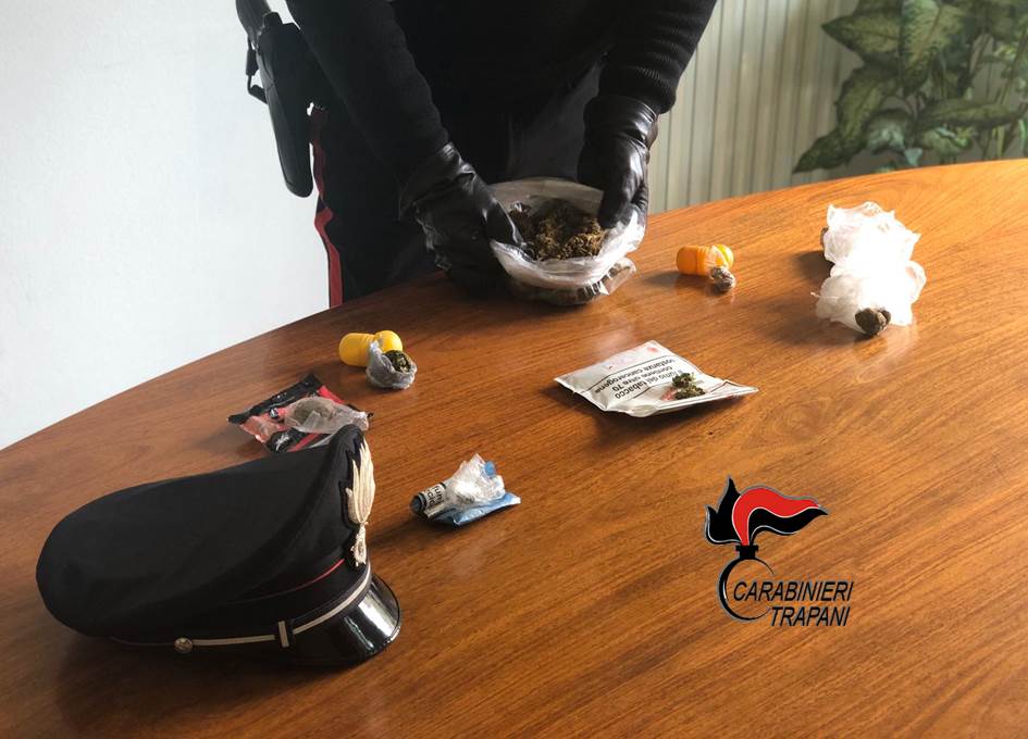 Alcamo: arrestata una donna, era in auto con un sacchetto di marijuana