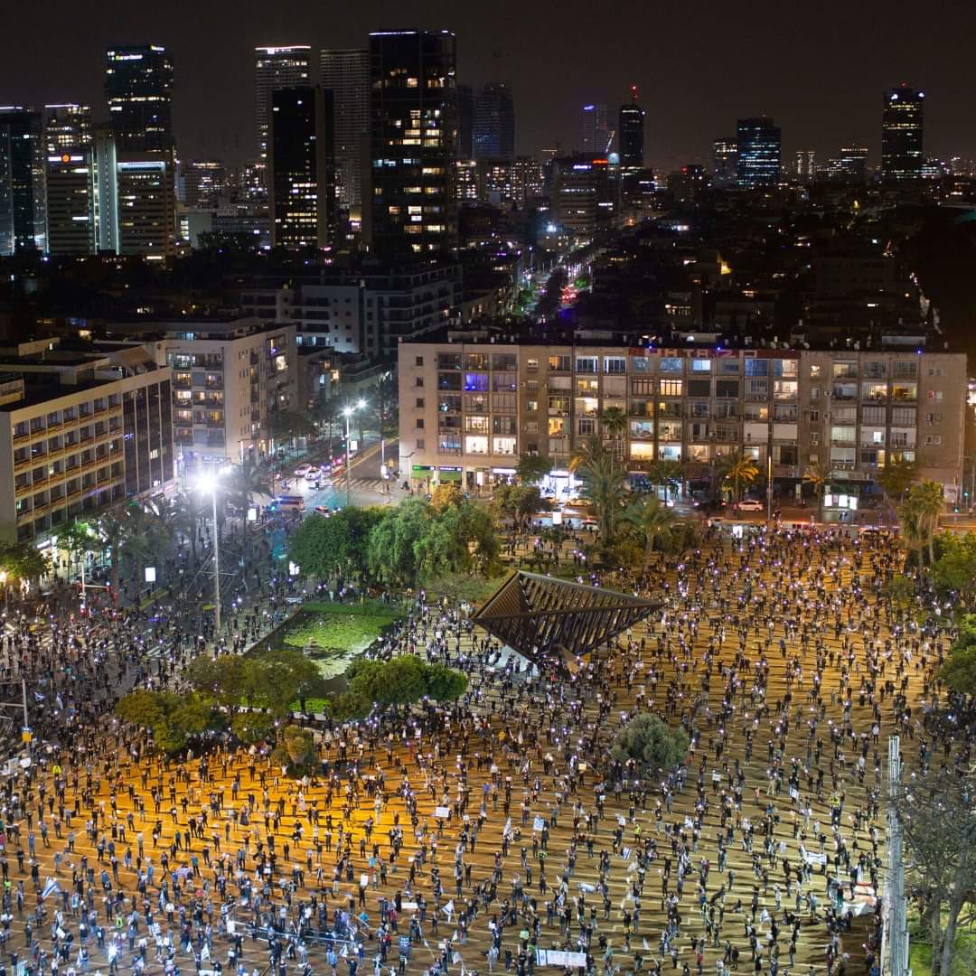 A Tel Aviv si protesta in piazza mantenendo le distanze