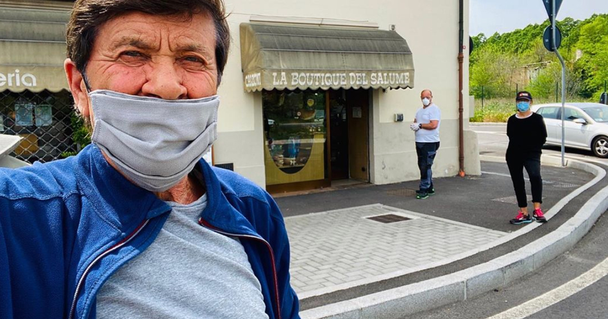 Gianni Morandi campione di ironia sui social. Polemiche per la nuova foto con la mascherina, ecco la sua risposta