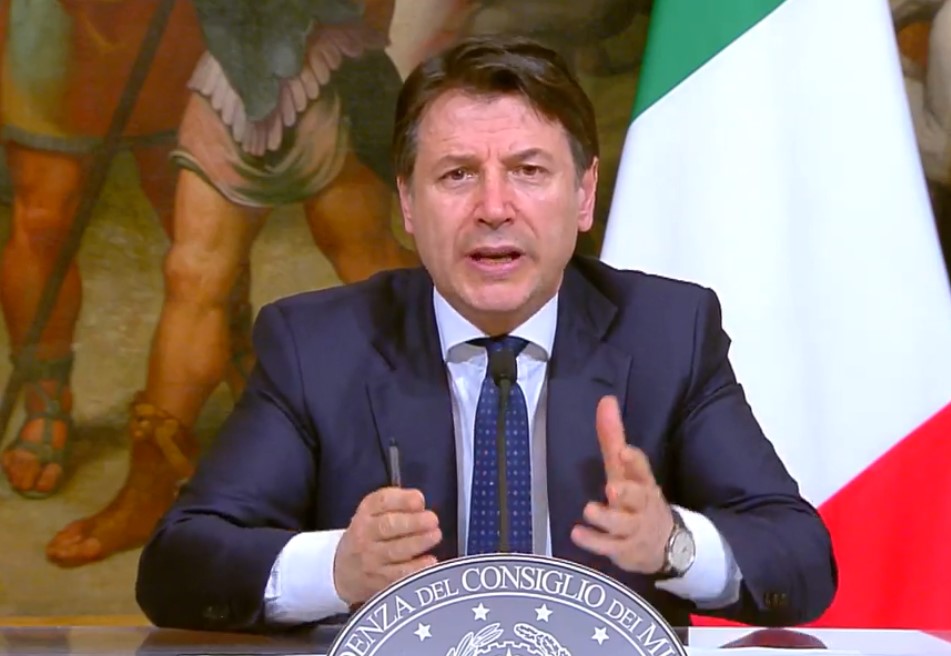 Conte firma il Dpcm Natale: Italia a zone e coprifuoco alle 22 per le feste. Didattica in presenza dal 7 gennaio