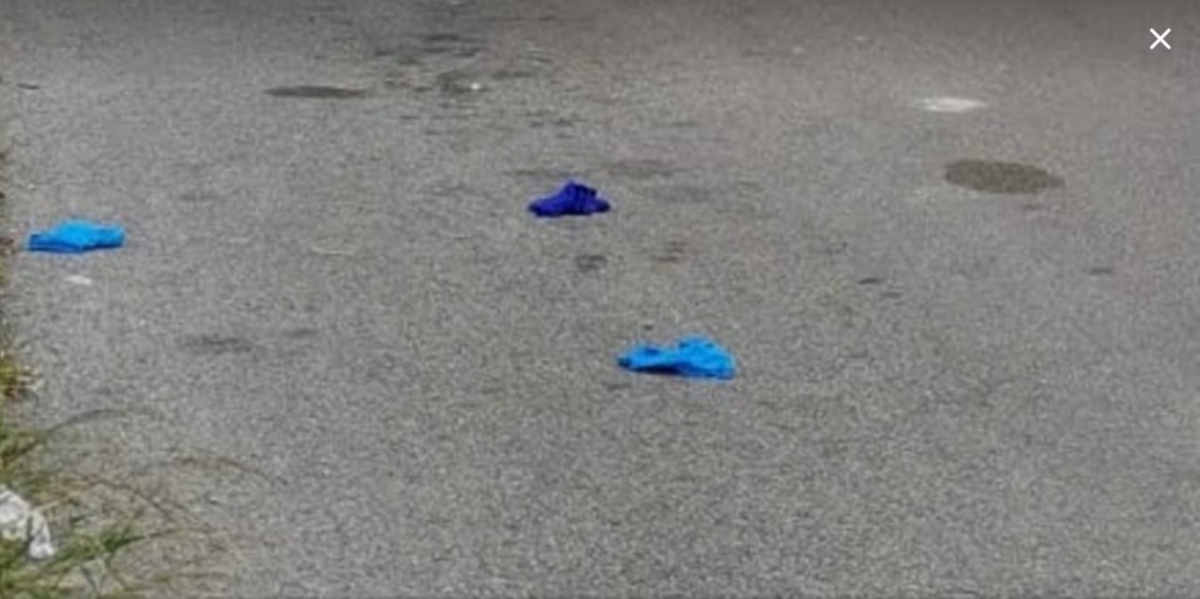 Ci scrive Emanuele, sull’inciviltà di chi butta mascherine e guanti per strada