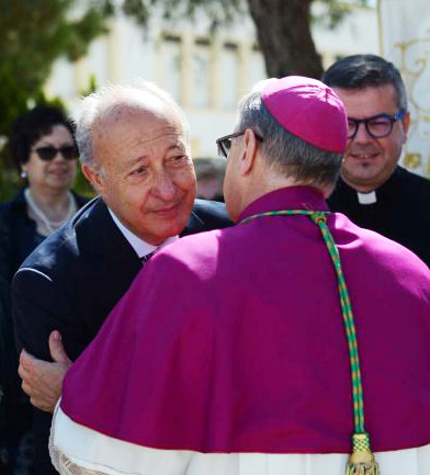 Le derrate alimentari per i bisognosi trasferite dallo stadio al comando dei vigili. Riunione tra il sindaco e il vescovo
