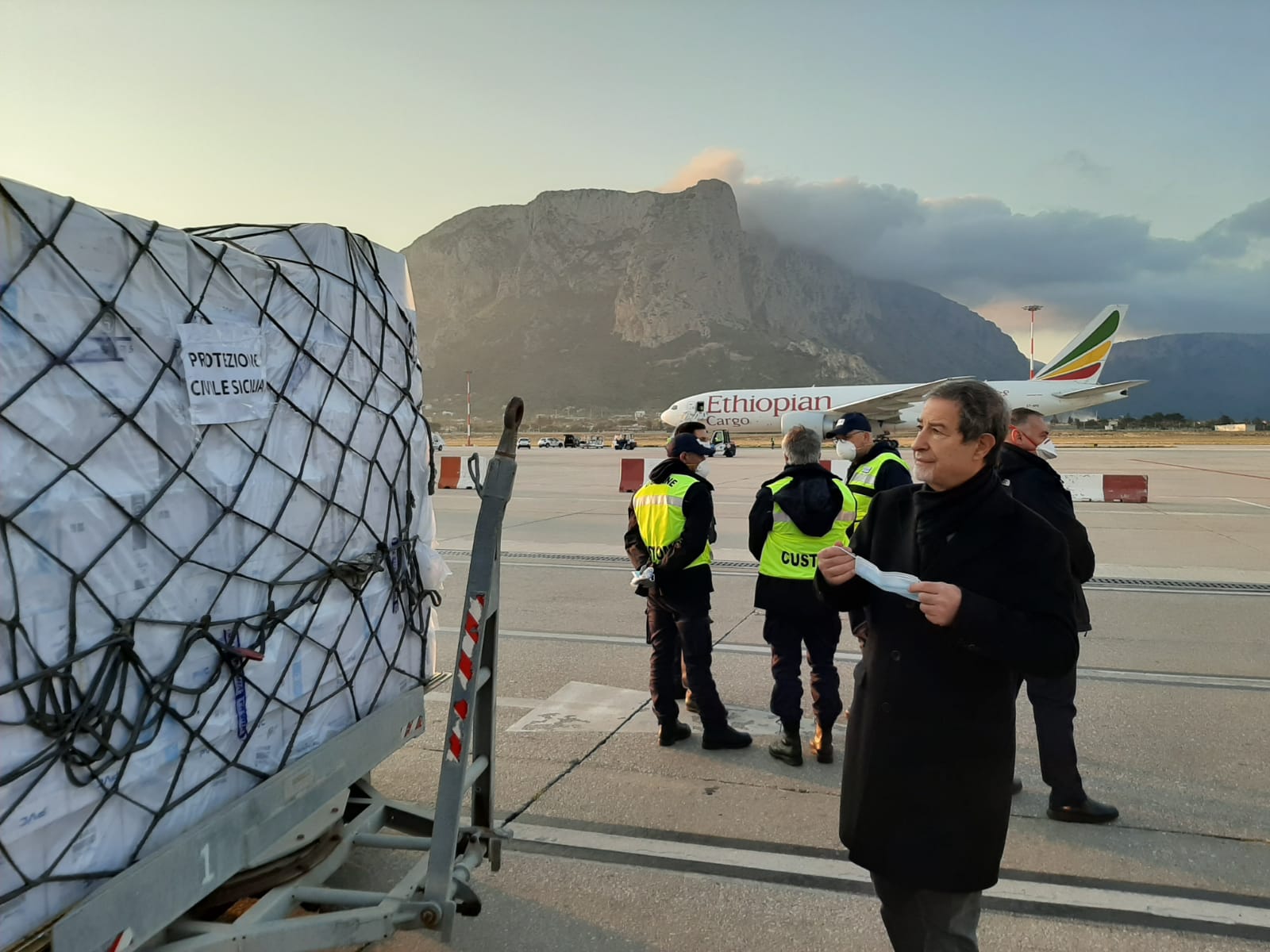 Arrivano 40 tonnellate di materiale sanitario acquistato dalla regione Sicilia