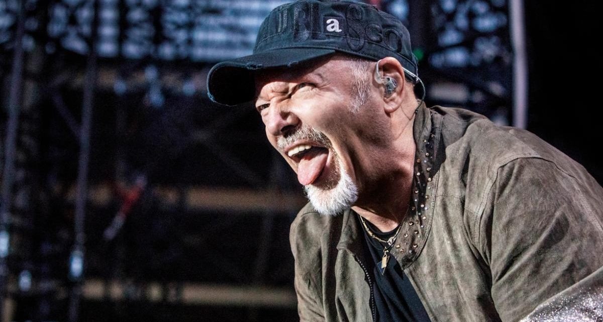 Vasco parla del suo tour. Da “Colpa d’Alfredo” a “Colpa del virus”