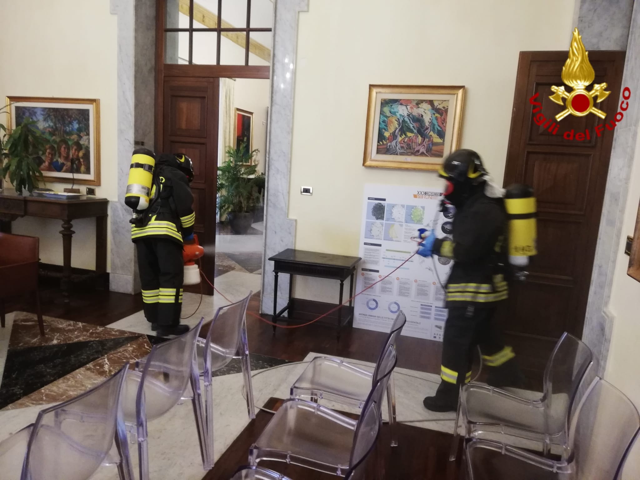 Marsala, uffici comunali igienizzati dai Vigili del Fuoco (VIDEO)
