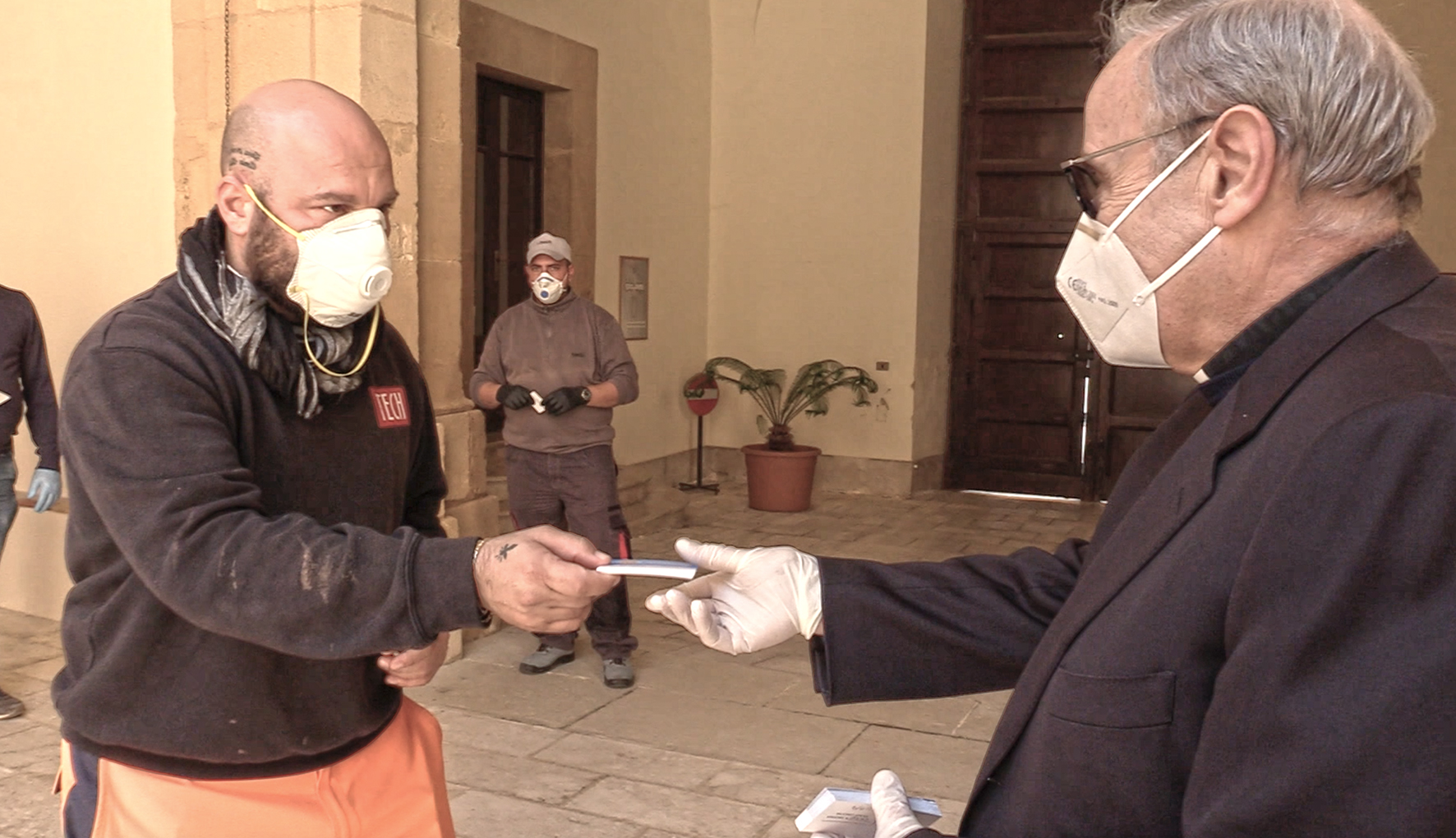 Mazara: operatori ecologici consegnano 85 buoni spesa al Vescovo Mogavero