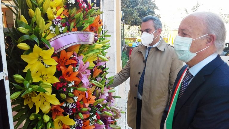 Preghiera dei defunti al cimitero di Marsala