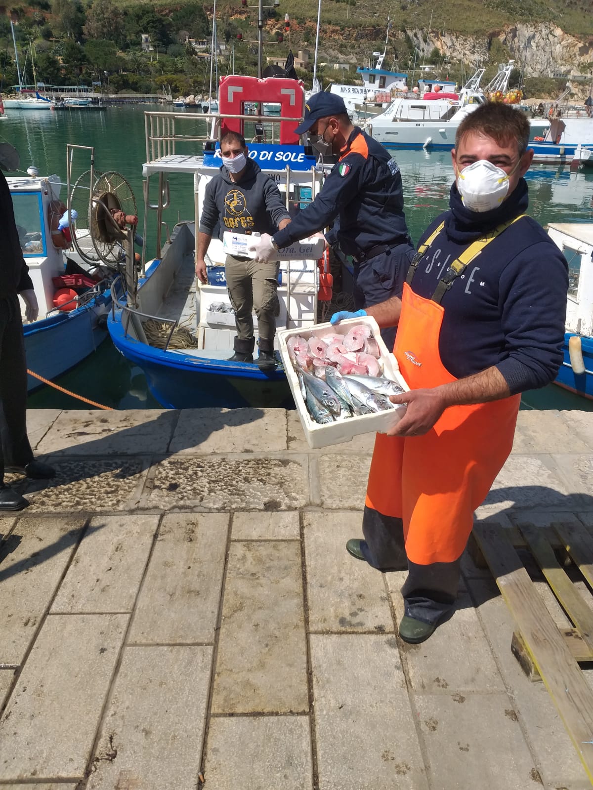 A Castellammare i pescatori donano 70 chili di pesce a chi ne ha bisogno