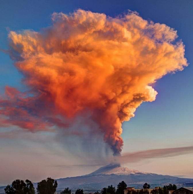 Attività eruttiva sull’Etna, appena riaperto lo scalo aeroportuale di Catania richiude