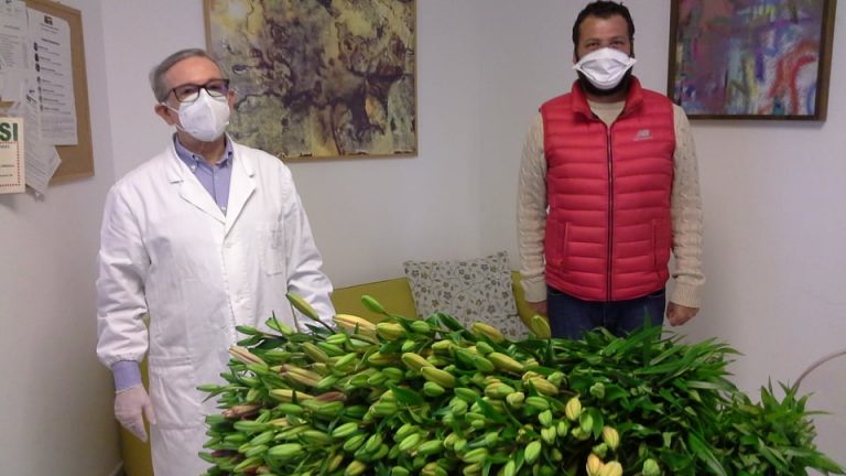 L’azienda Fratelli De Vita omaggia con un enorme fascio di fiori l’Avis di Marsala