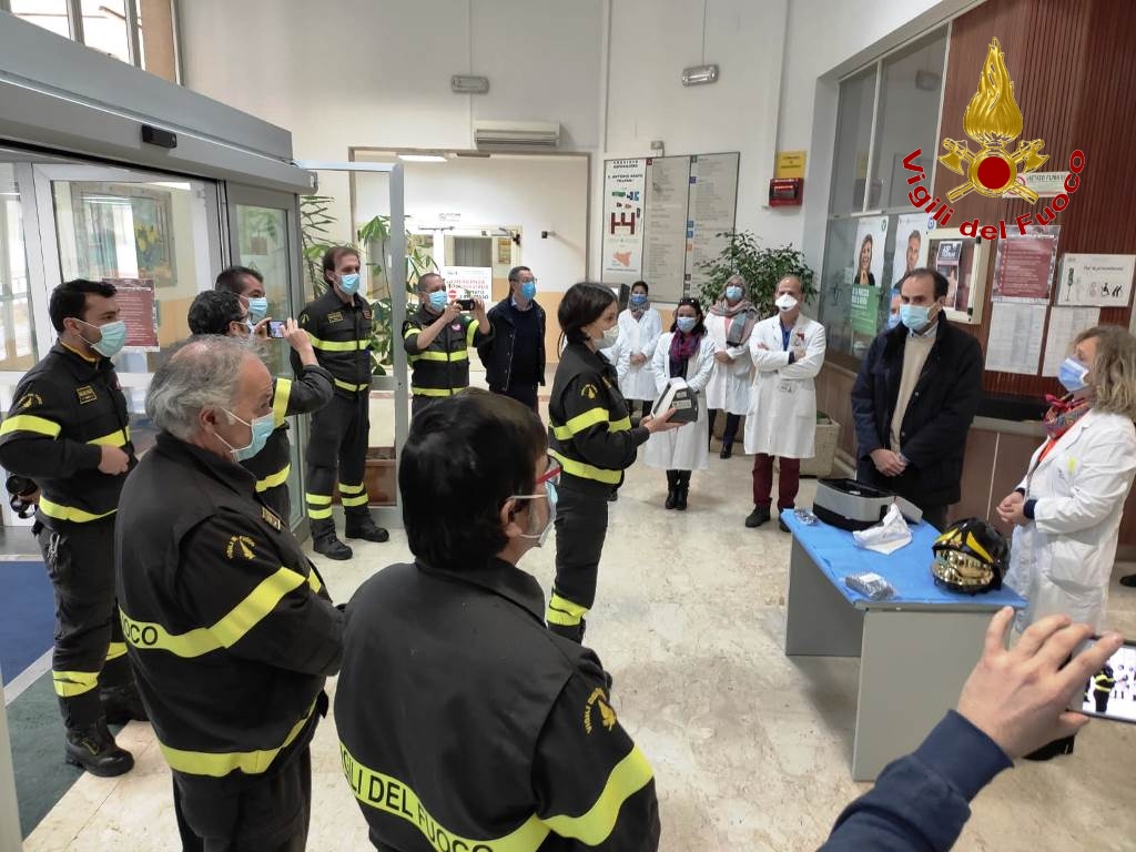 Trapani, i Vigili del fuoco donano un ventilatore polmonare all’ospedale S. Antonio