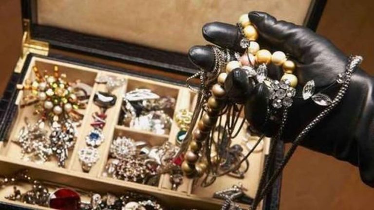 Aveva rubato denaro e gioielli nella periferia di Trapani, arrestato un 40enne