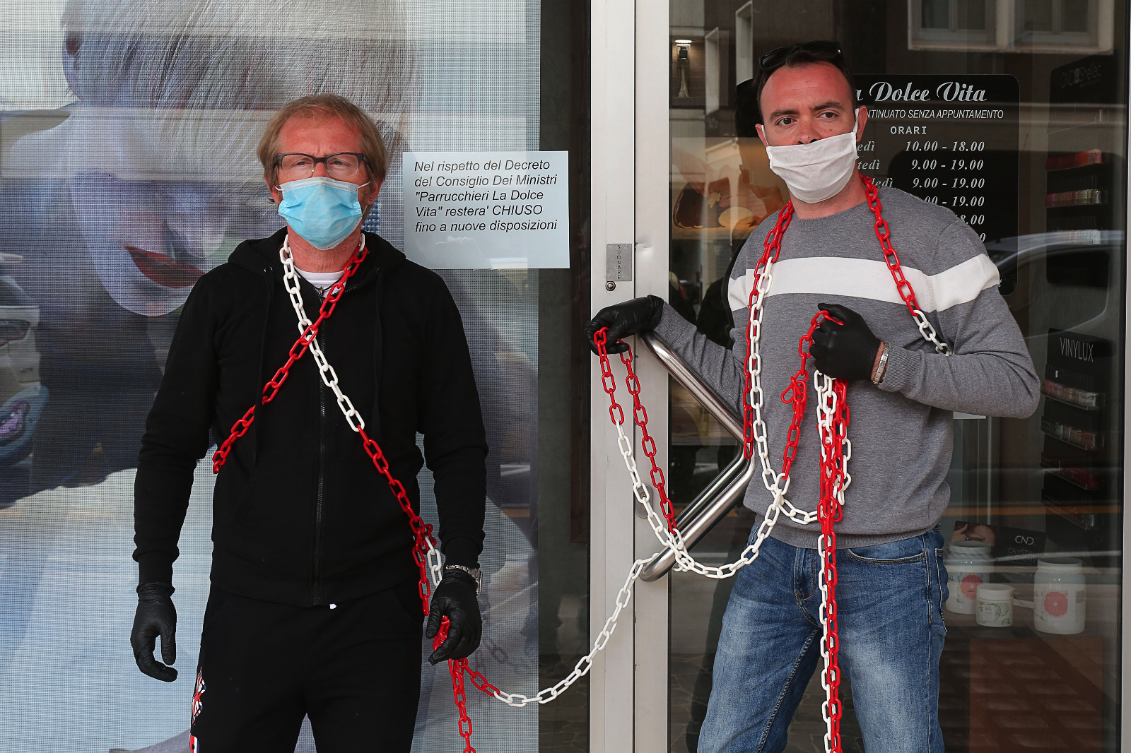 Parrucchieri si incatenano per protesta: “Siamo più sicuri noi del bus” – IL VIDEO