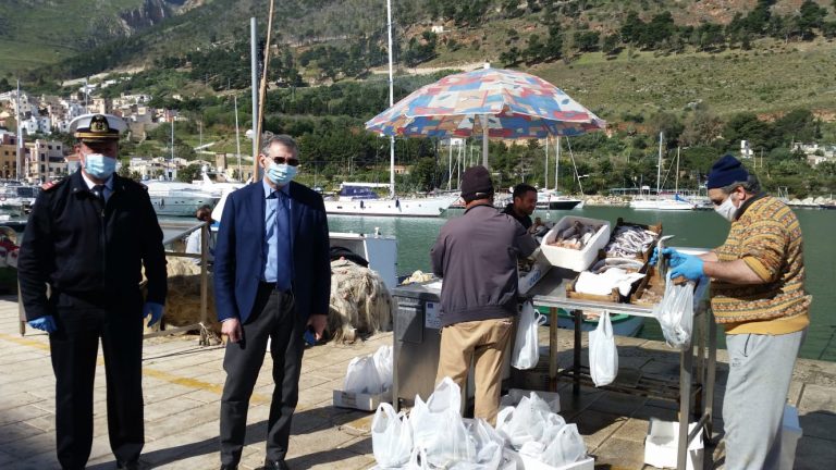 I pescatori di Castellammare donano ancora: 100 kg di pesce